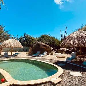  Apartment Charming 2-bedroom With Saltwater Pool